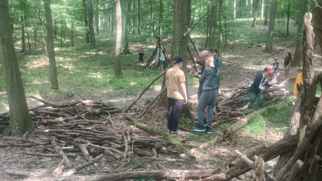 Stavba táborovej dedinky z konárov je jednou z najobľúbenejších aktivít tábora.