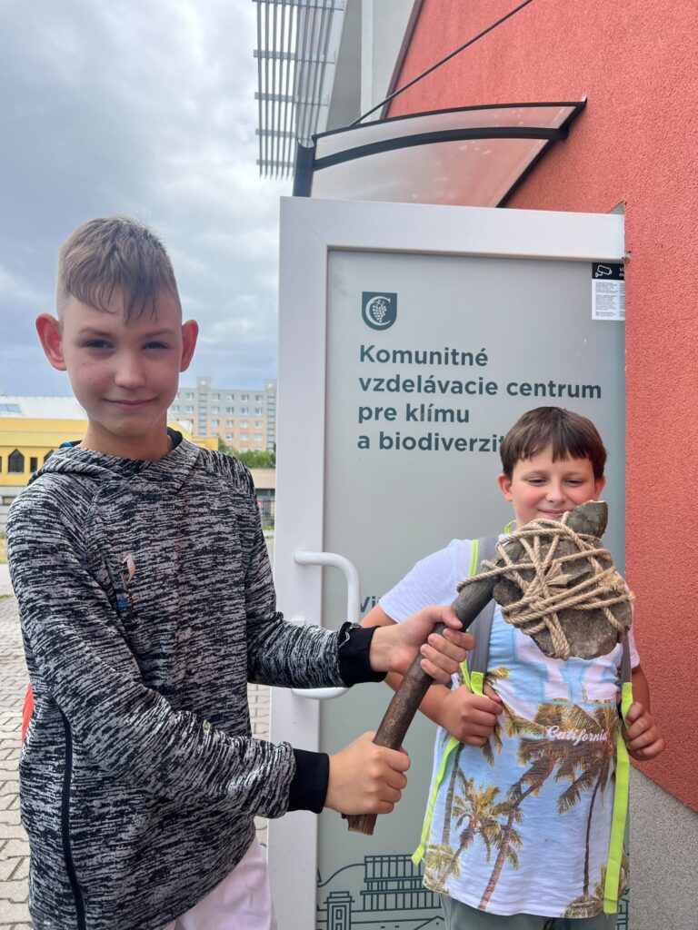 Šikovní chlapci sa vrátili v čase a  za pomoci dreva, kameňov a šnúr si vyrobili verné repliky sekier z doby kamennej.